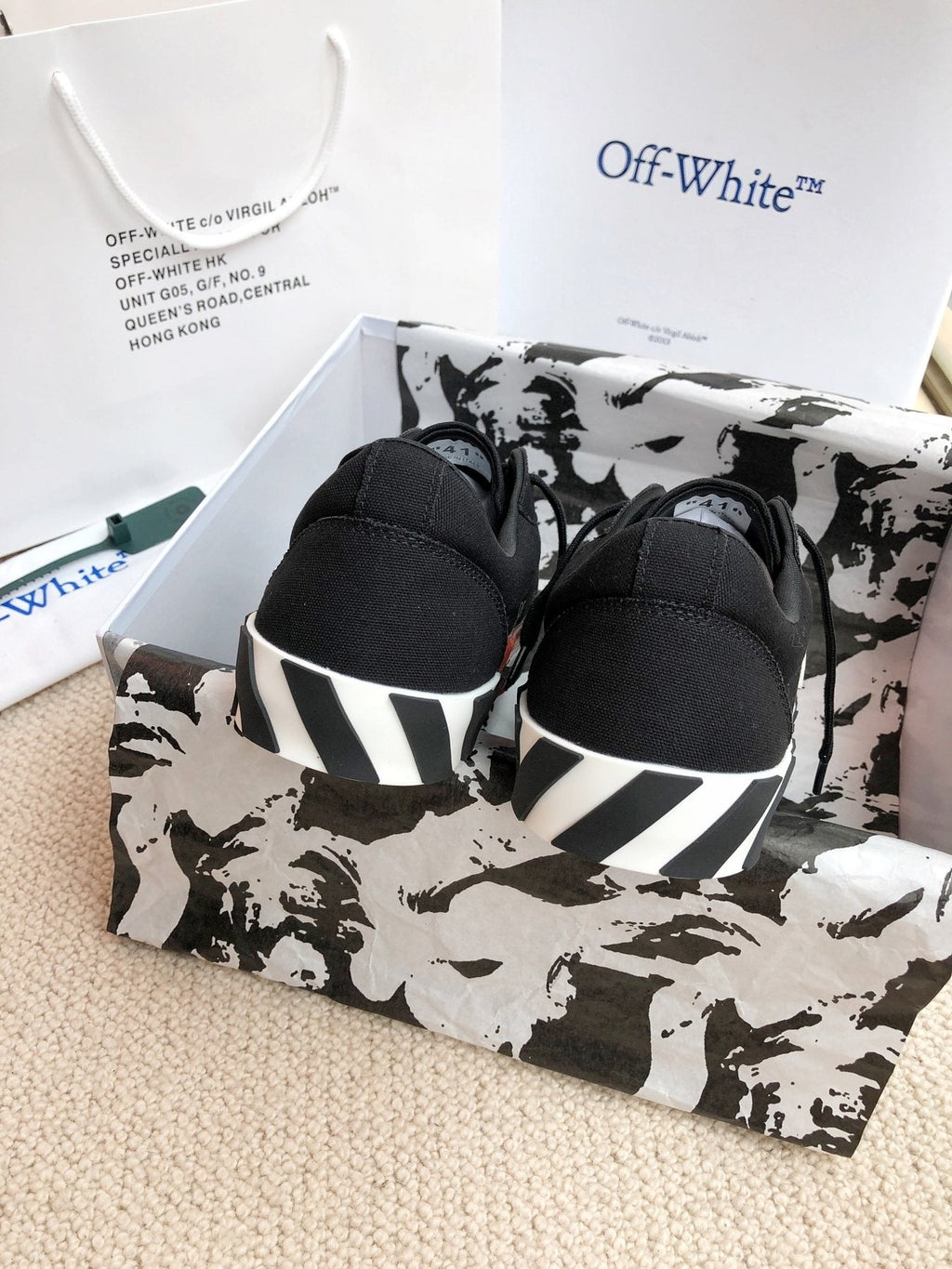 Off-White Arrow Graphic Low-Top Sneakers