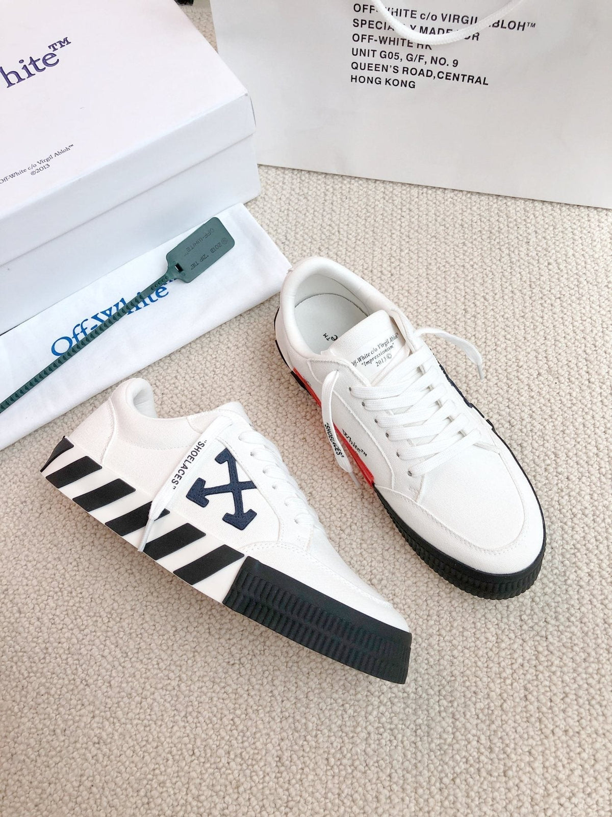 Off-White Arrow Graphic Low-Top Sneakers